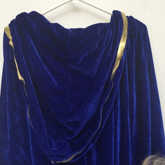 CostumeUSA Blue Velvet Full Length Hooded Cape Halloween Cosplay - Picture 2 of 6